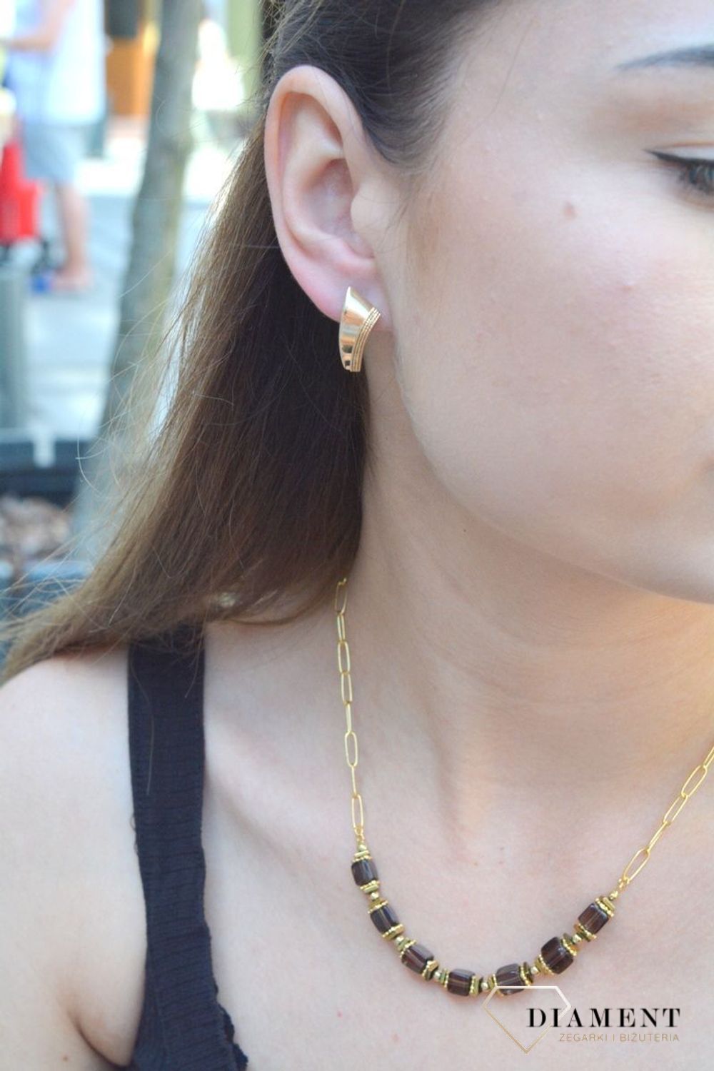 Złote kolczyki pr 333 grawerowane brzegi KL 2846 333. Eleganckie, zdobione złote kolczyki w formie blaszek z grawerowanym brzegiem wykonane ze złota próby 333. Waga około 2,20 gram. Ich kształt jest uniwers.jpg